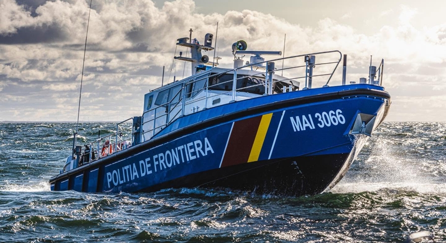12 persoane salvate din Marea Neagră după ce o navă comercială a luat foc. Garda de Coastă a intervenit în condiții dificile