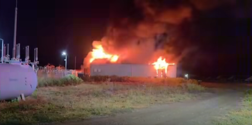 Mobilizare amplă a pompierilor pentru stingerea unui incendiu izbucnit la o hală cu acumulatori de stocare a energiei, din localitatea Stâlpu