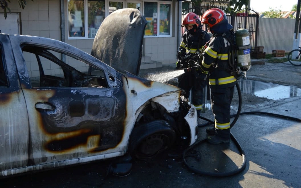 Autoturism în flăcări, în urma unui accident rutier. Pompierii au intervenit rapid