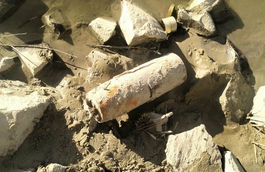 Muniție neexplodată, descoperită pe malul râului Buzău, la Măxineni