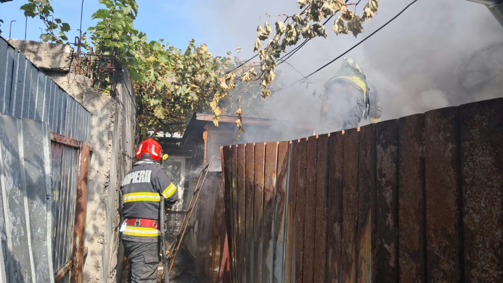 UPDATE | Incendiu la o locuință situată pe strada Deva, din Brăila. Pompierii intervin cu cinci autospeciale de stingere